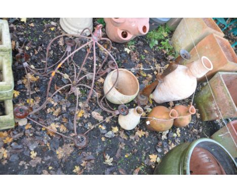 A SELECTION OF TERRACOTTA, EARTHENWARE AND CAST IRON GARDEN ITEMS including a pair of sewers 30cm high, a baluster vase (crac