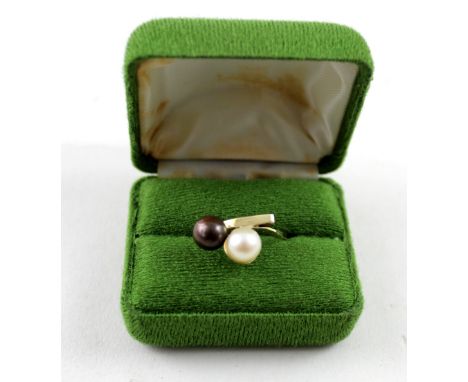 A 14ct yellow gold ladies' dress ring with a brown and cream pearl on a twist, size U, approx 4.4g.