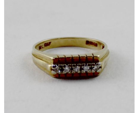 An 18ct yellow gold five small diamond ring, approx 3.7g.
