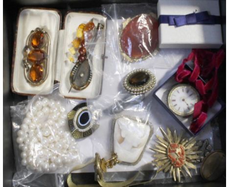 A quantity of vintage costume jewellery to include varying size agate stone brooches, each within a yellow metal mount, an Ed