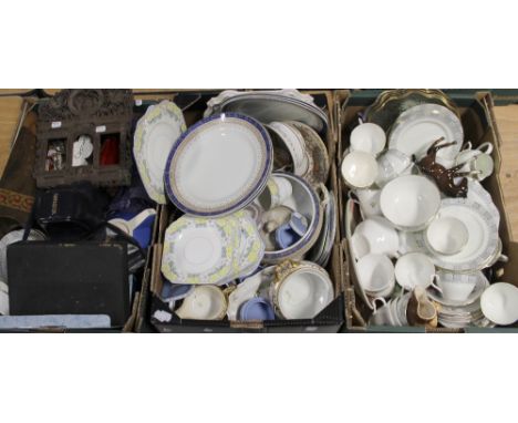 A quantity of ceramics and tea/dinner ware to include a grey and white Crown Chelsea part tea and dinner service, a quantity 