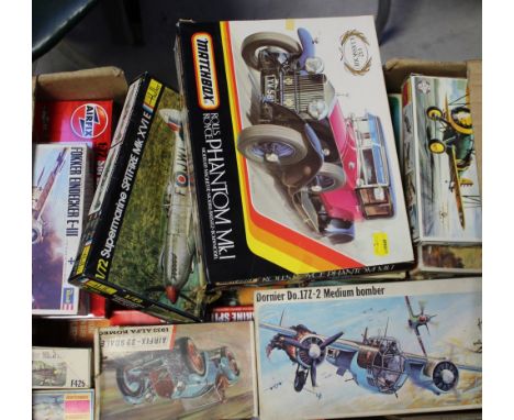 A good collection of scale model kits, mostly 1:72 scale aeroplanes by Frog, Matchbox, Revell, Airfix and Hellier, also a Mat