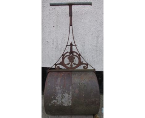 Large cast iron garden roller marked FALKIRK IRON CO, width of roller 66cm, diameter 60cm