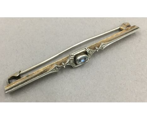 An Art Deco aquamarine set bar brooch (3 grammes total weight)