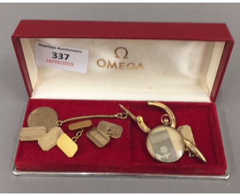 Gold cufflinks, St Christopher, etc. (23.4 grammes total weight)