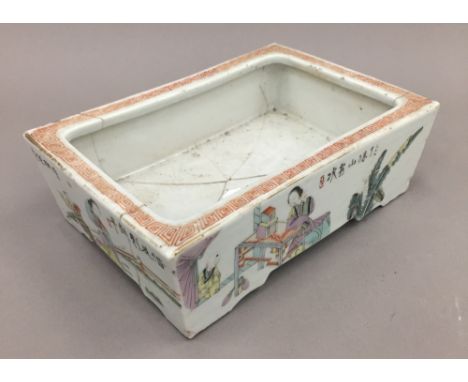 An 18th century Chinese porcelain planter