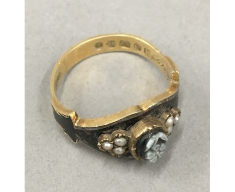 An 18 ct gold and enamel mourning ring (3.9 grammes total weight)