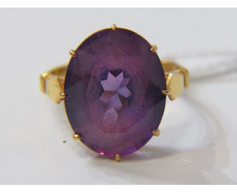 22ct RING, 22ct yellow gold ring, set an oval purple stone, approx. 15mm diameter, size J/K Lot 4: Very light scratch to main