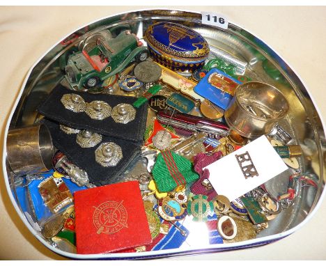 Tin containing badges, buttons etc, some enamel