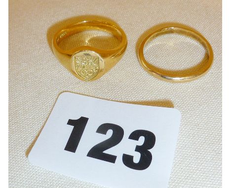 18ct signet ring and 14ct wedding band, approx UK sizes O and N respectively, approx weights 18K, 6g and 14K, 2g