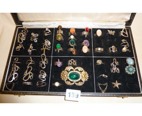 Quantity of silver rings, handmade - most hallmarked. Designers marks some Daedalus Ltd, 1970s and GB (modernist rings with C