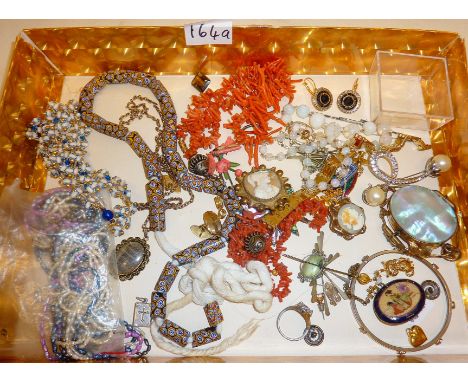 Vintage and antique jewellery, inc. cameo brooches, etc.