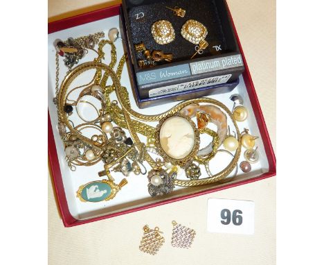 Assorted vintage costume jewellery including a pair of tricolour 14ct gold earring drops (approx. 3.5g)