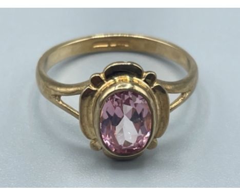 Ladies 9ct gold Pink topaz ring. 2.32g size M