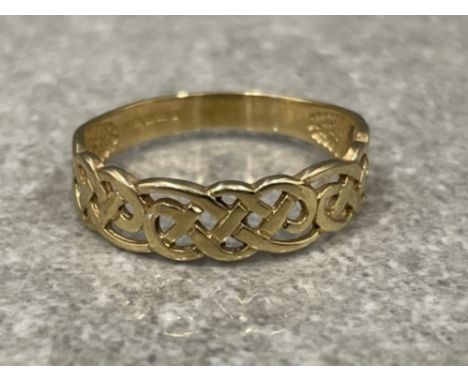 9ct gold Celtic gold ring. 1.4g Size O1/2