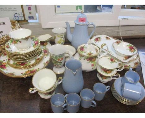 A mixed lot to include a Royal Albert Country Roses tea set (comprising teapot, milk jug, sugar bowl, five teacups, six sauce