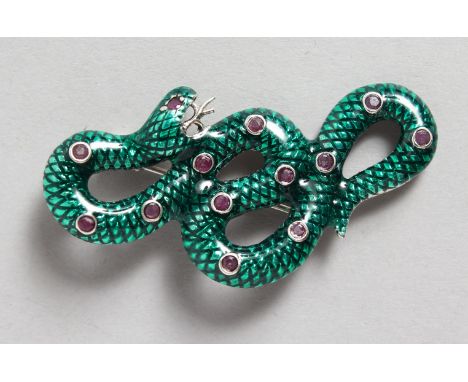A SILVER AND GREEN ENAMEL RUBY SET SNAKE BROOCH/PENDANT.