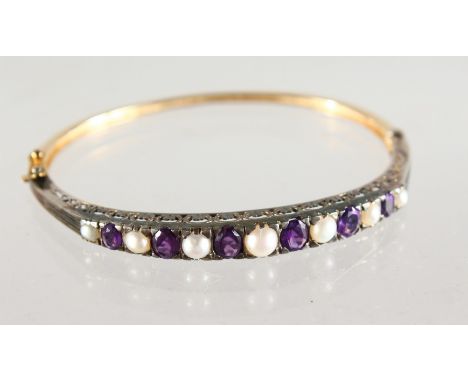 A GOOD 9CT GOLD, AMETHYST AND PEARL BRACELET.