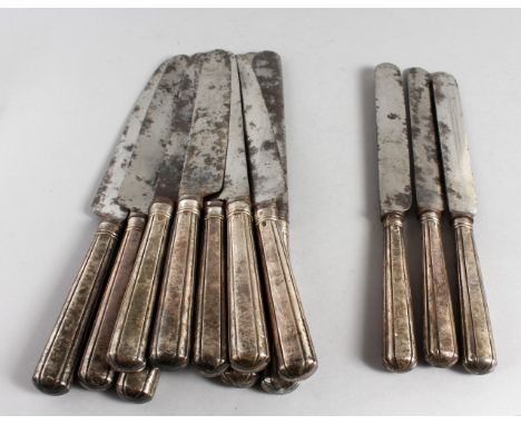 A SET OF TEN GEORGIAN SILVER HANDLED TABLE KNIVES AND THREE CHEESE KNIVES (13).