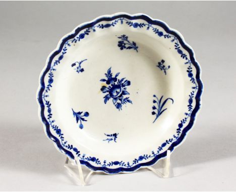 AN 18TH CENTURY WORCESTER 'VERY RARE' SIDE PLATE, painted in underglaze blue with Caughley Floral Sprays.