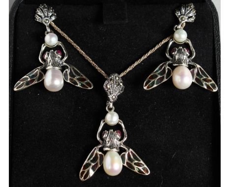 A SILVER, RUBY AND PEARL PLIQUE "BEE" PENDANT AND EARRINGS.