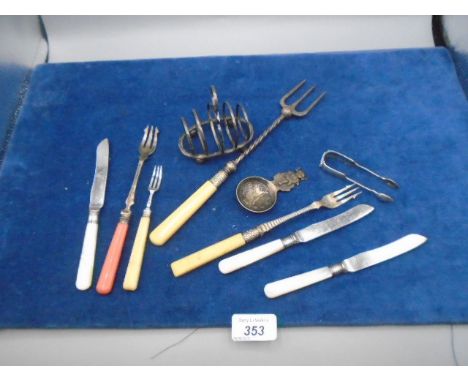 Sundry plated ware inc small toast rack, caddy spoon and various forks (10 pieces)