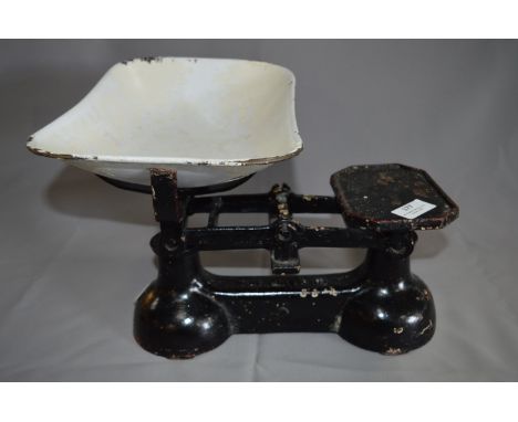 Set of Cast Iron Scales with Enamel Tray 