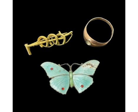 Late Victorian 9ct gold stone set ring, 9ct gold horseshoe and crop brooch and a silver enamel butterfly brooch, hallmarkedCo