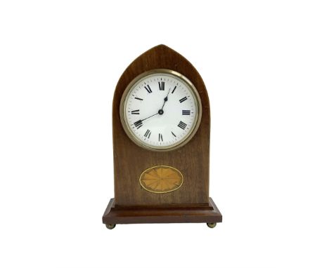 French - Edwardian 8-day mahogany bedside table clock, in a Lancet styled case with stringing and fan inlay to the front, on 