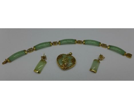 A 9ct gold mounted jade jewellery set, bracelet, pendant and earrings