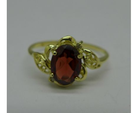 A 9ct gold and garnet ring, 1.2g, P