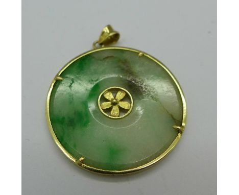 A Chinese 14ct gold and jade pendant, 3cm