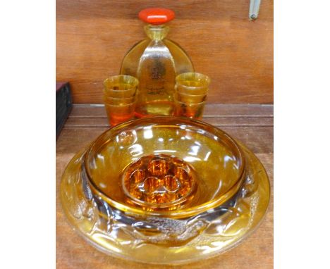 A glass table centrepiece, a crackle glass decanter and six glasses