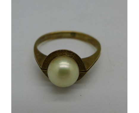 A 9ct gold and pearl ring, 2.5g, K