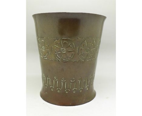 A decorated bronze pot, 16cm