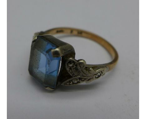 A 9ct gold and blue stone ring, 3g, L