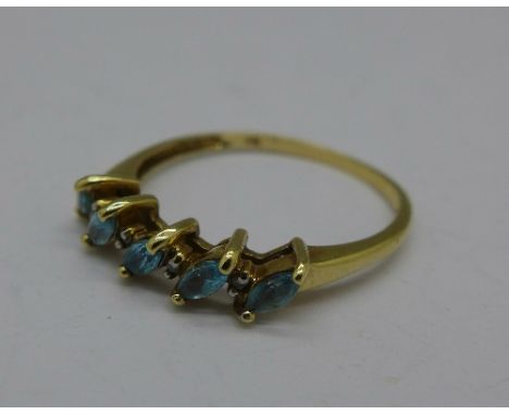 A 9ct gold, blue and white stone ring, 1.5g, P