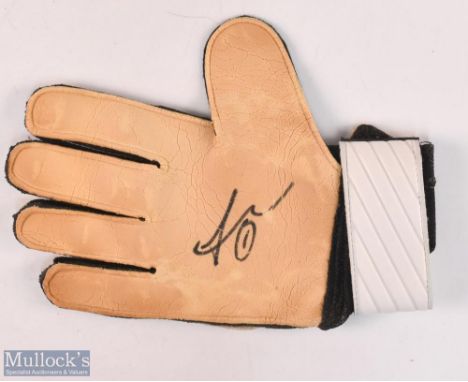 Manchester United goalkeeper David De Gea signed Umbro glove, right hand, with marker pen signature. NB: Season 2022/23 David