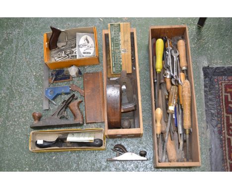 Joinery tools - a selection of planes including Stanley No. 50 combination plane and 16 blades, t-square, block planes, woodw