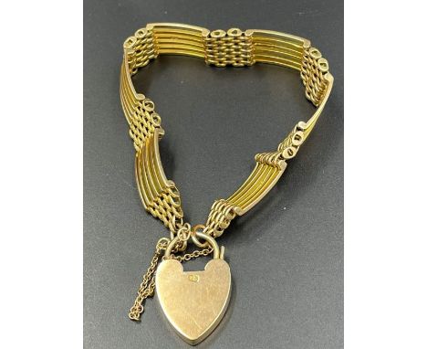 A 15ct gold gate bracelet with heart shaped fastener (Total Weight 28.8g)