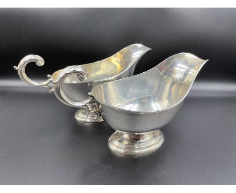 A Pair of silver sauce boats, hallmarked for Sheffield 1934 by William Hutton &amp; Sons Ltd (Total Weight 289g)