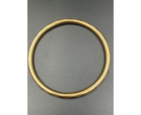 A 15ct gold bangle (Total weight 10.5g) 