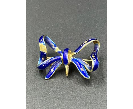 An 18ct gold and enamel bow brooch, some wear to the enamel. (Total Weight 6.7g) 