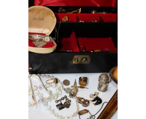 A small collection of gold jewellery, costume jewellery, a pipe and assorted cufflinks (in a jewellery box)