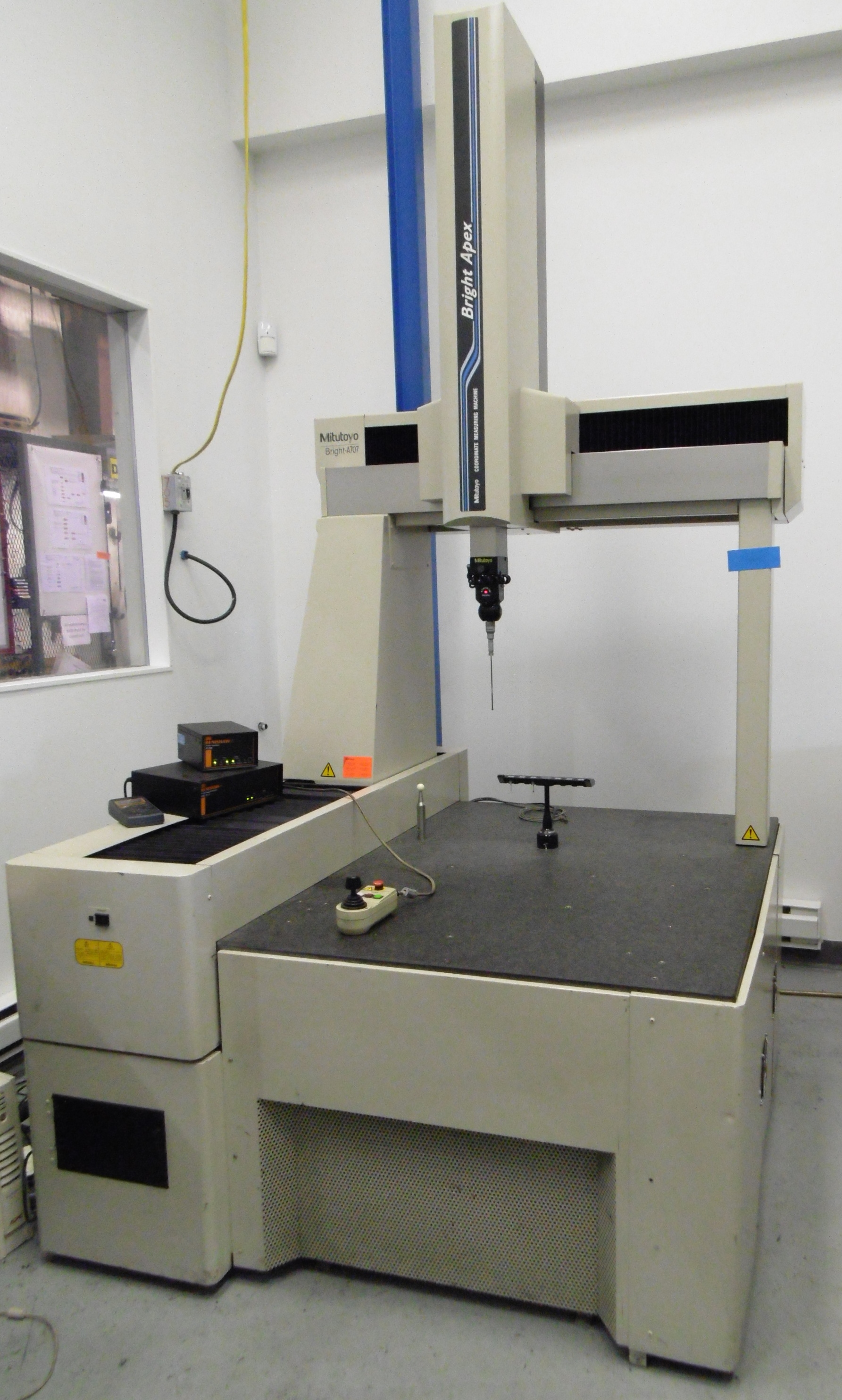 Lot 106 - MITUTOYO BRIGHT A707 CMM with travel x-700, y 700,