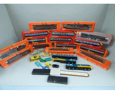 7 Hornby 00 Gauge carriages in original boxes, Lima models King George V engine in original box, various carriages by Rivaros