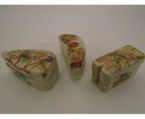 3 CHINESE TRINKET LIDDED BOXES WITH UNDERGLAZE CRAZING DECORATED INTERNALLY