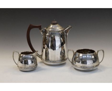 George V silver hot water jug, two-handled sugar basin and milk jug, Birmingham 1933, 19.3toz gross approx (3)  