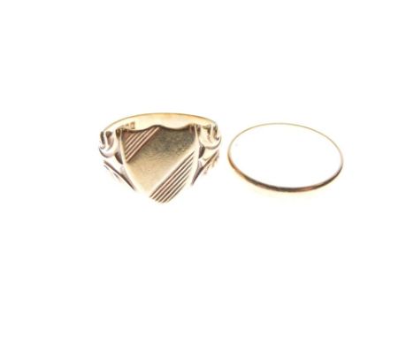 Gentleman's 9ct gold signet ring, size R, together with a yellow metal wedding band stamped 750, size P½, 5.8g approx (2)  