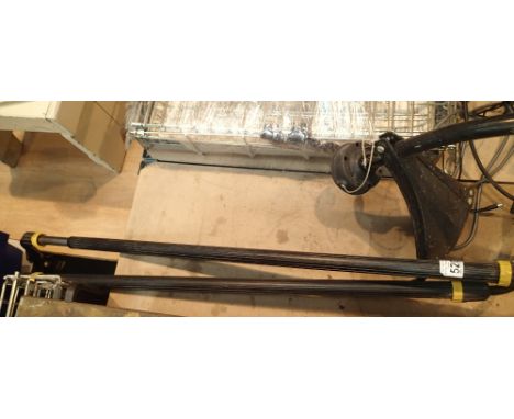 Pair of roof rack bars. P&amp;P Group 2 (£18+VAT for the first lot and £2+VAT for subsequent lots) 
